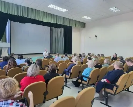 Специалисты МФЦ рассказывают жителям о цифровых сервисах