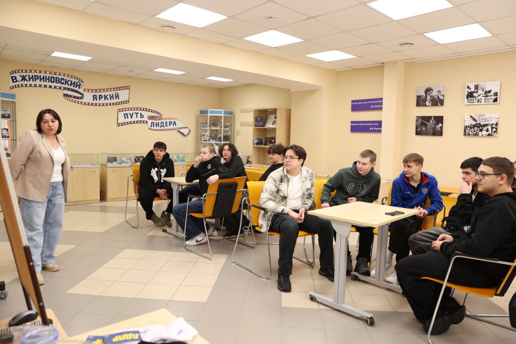 Студенты познакомились с биографией и политической деятельностью Владимира Жириновского