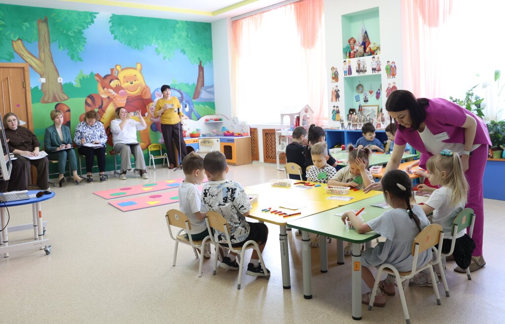 В борьбу за звание лучшего учителя и воспитателя вступили 13 участников