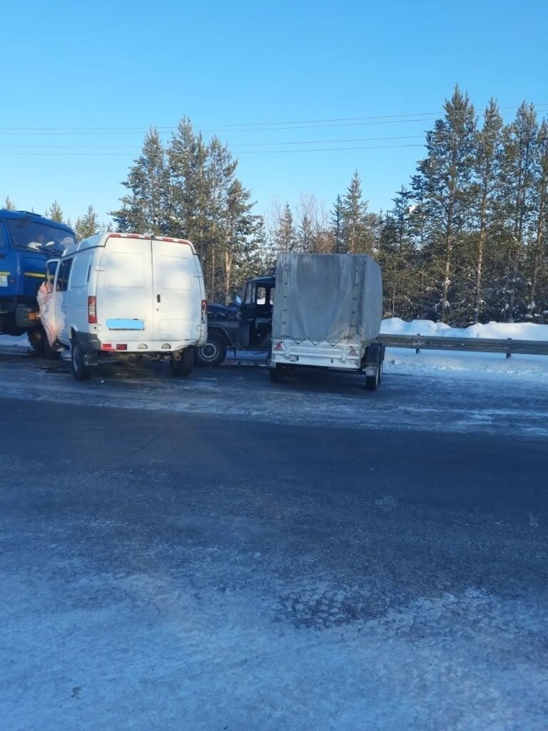 На трассе произошло ДТП с тремя автомобилями