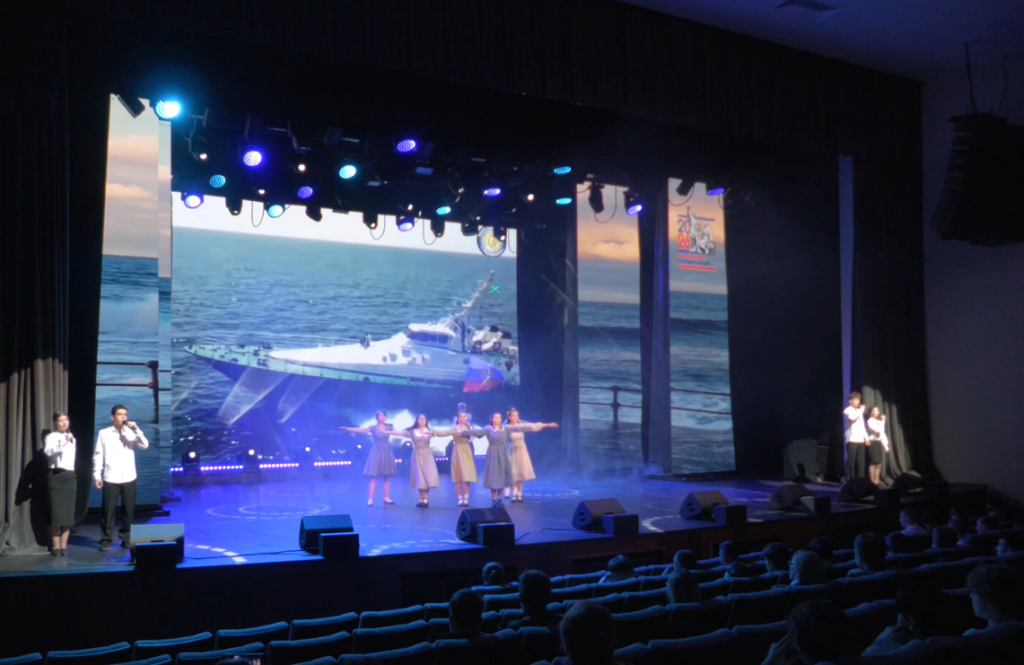 «Музыка памяти»: юные патриоты исполнили военные песни