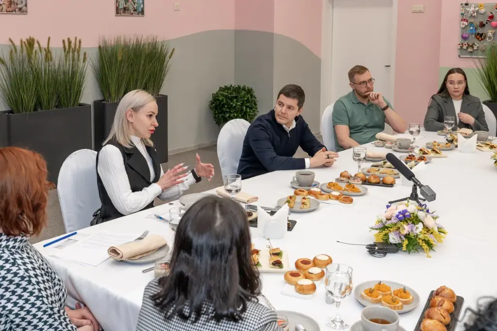 Дмитрий Артюхов встретился с родителями особенных детей в салехардском центре «Доверие»