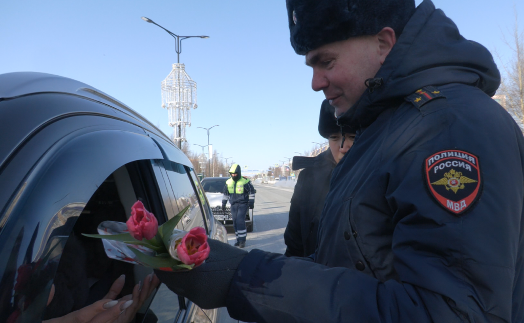 Инспекторы ГИБДД поздравили женщин с наступающим праздником