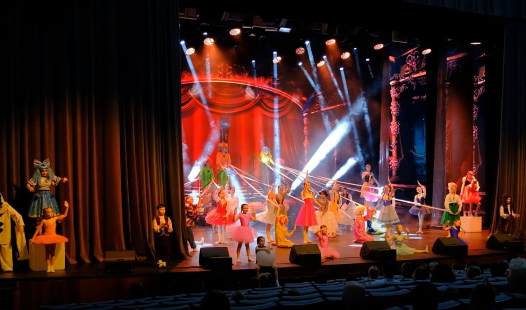 Муравленковцы встретили современного Буратино овациями