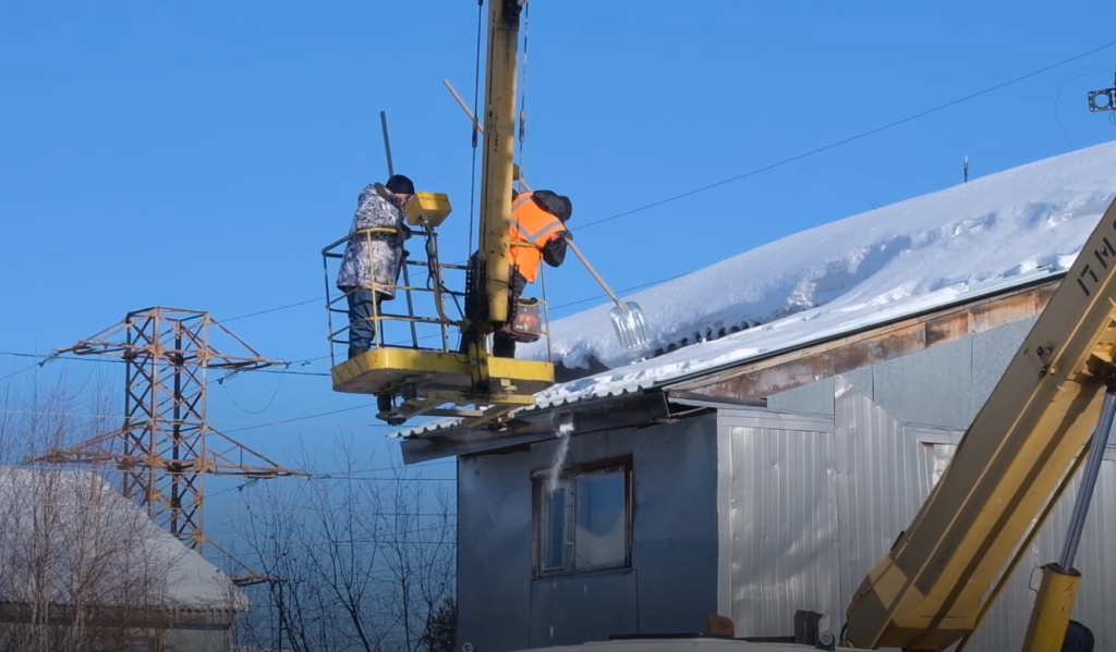 В городе проводят очистку кровель многоэтажек от снега