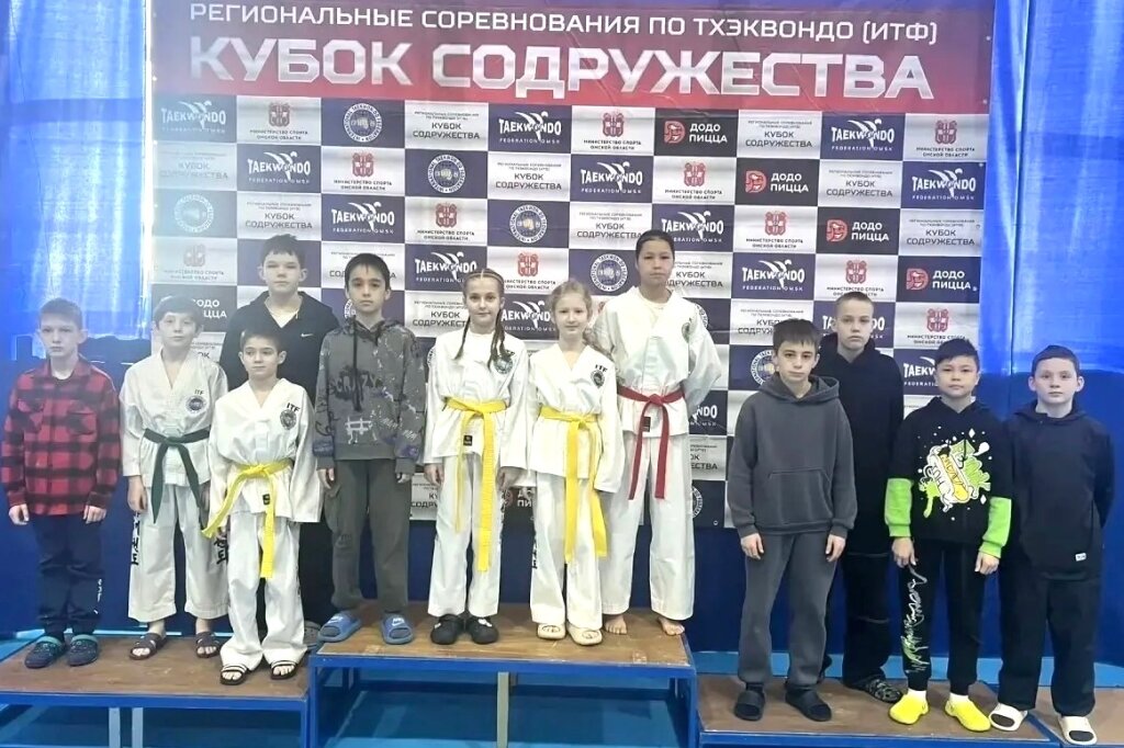 Муравленковские тхэквондисты завоевали 13 медалей на соревнованиях в Омске