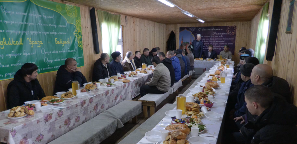 Мусульмане празднуют завершение месяца рамадан