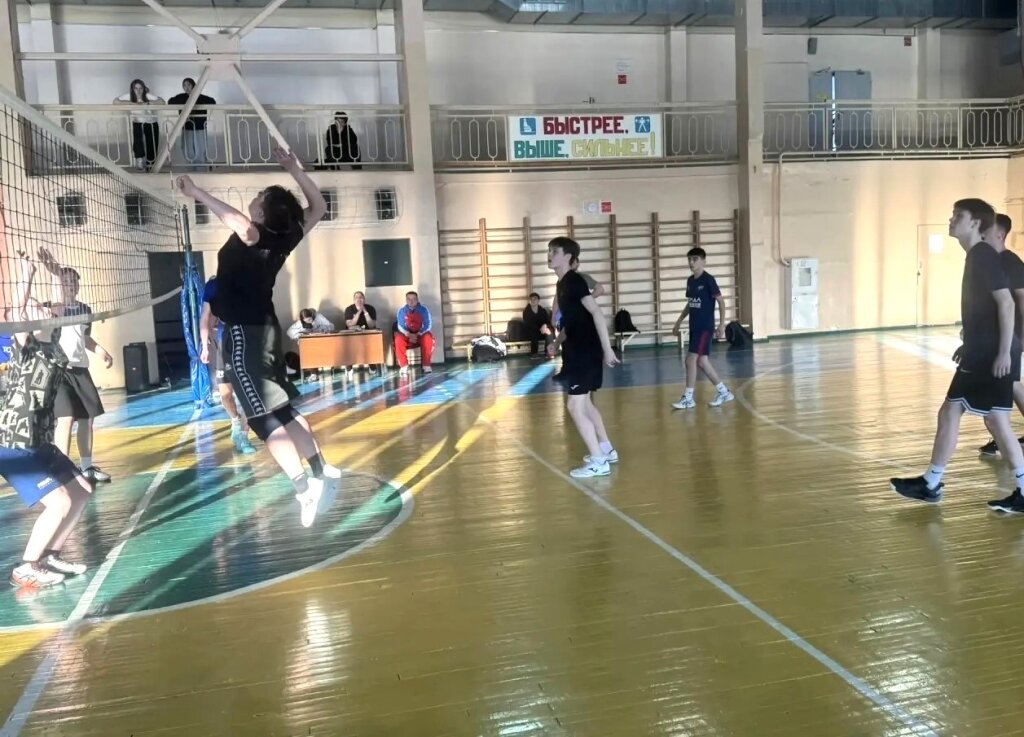 В Муравленко определили сильнейших волейболистов среди молодежных команд