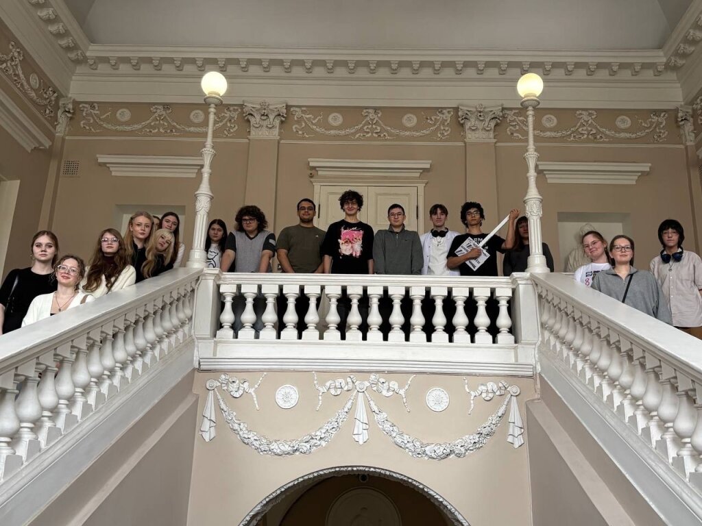 Школьники Ямала отправились в образовательную поездку по Москве и Санкт-Петербургу