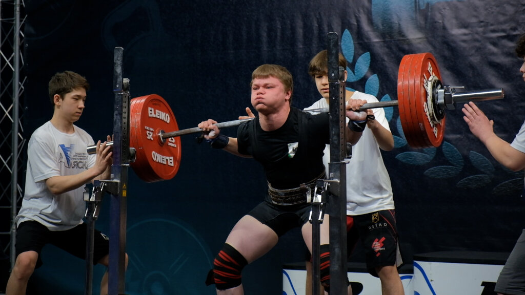 Турнир по пауэрлифтингу объединил более 100 спортсменов Ямала и Югры
