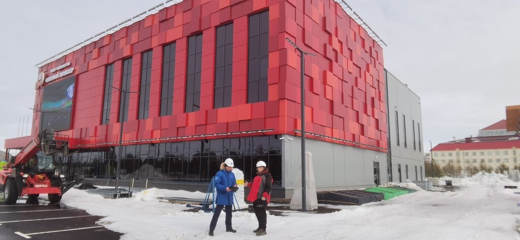 В Муравленко проверили ход строительства центра единоборств