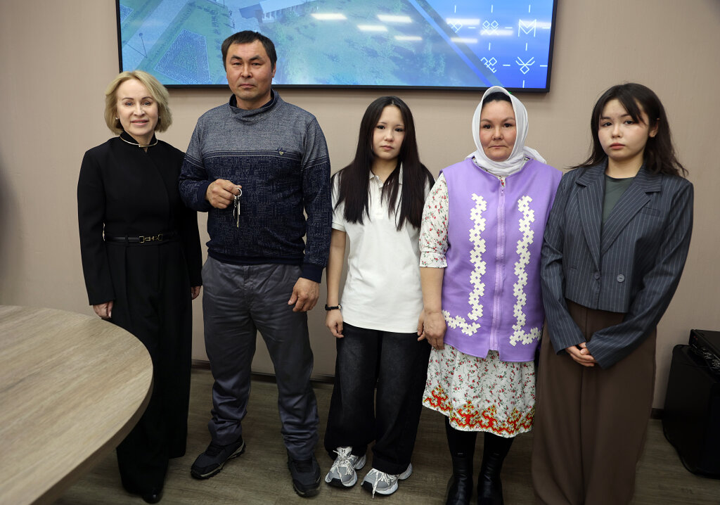 Глава города Елена Молдован вручила ключи от квартиры семье Вылла