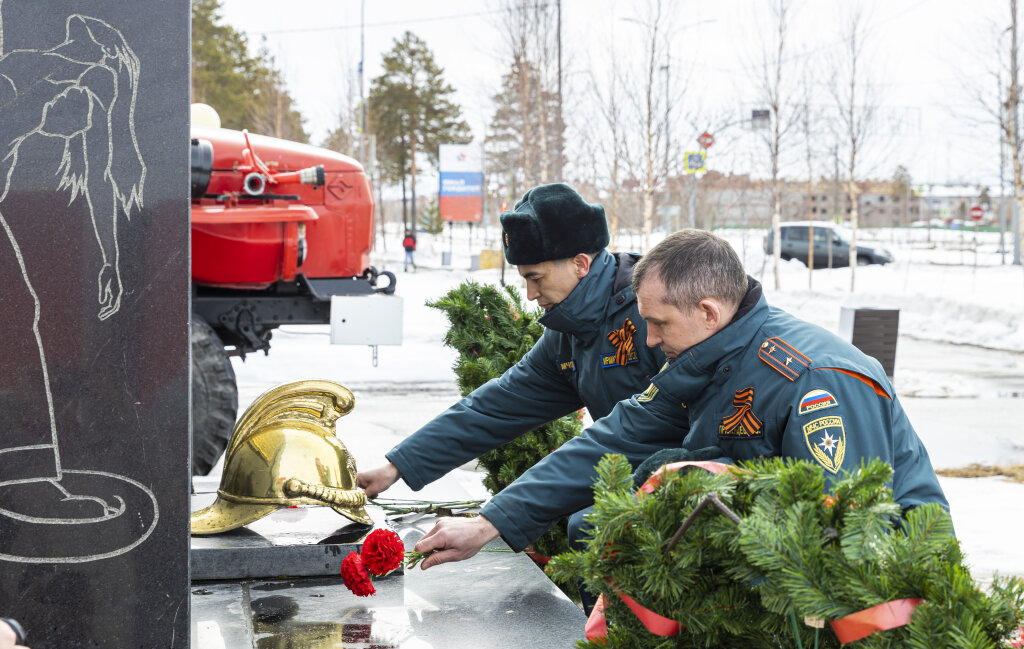 Пожарные Муравленко почтили память погибших сослуживцев