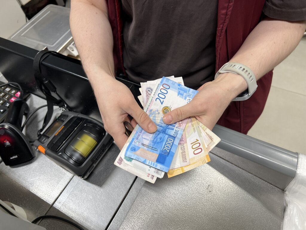 Жители ямальских посёлков смогут снимать наличные в магазинах