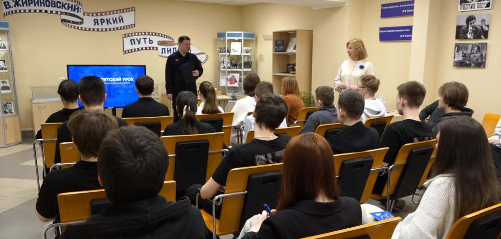 Студентам колледжа рассказали о работе депутатов