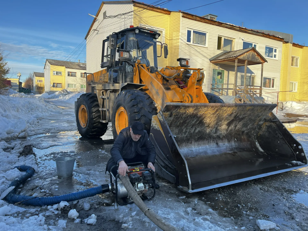 Дорожники начали борьбу с весенним паводком