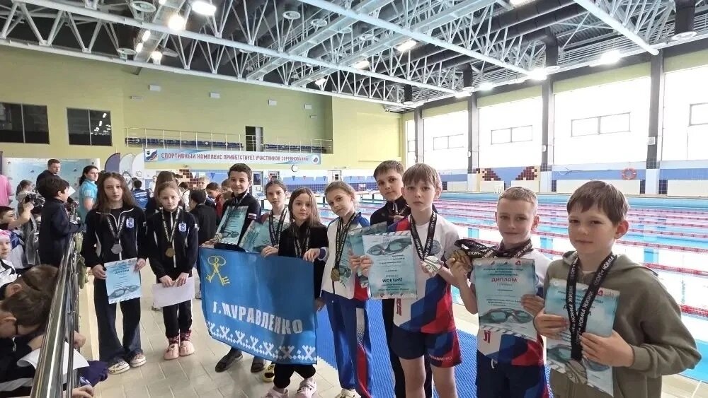 Муравленковцы привезли с турнира по плаванию 32 медали