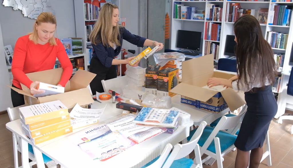 Библиотекари собирают посылки для волновахцев