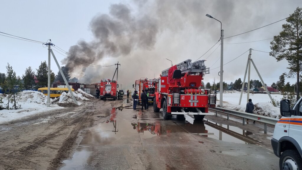 В Муравленко пожар уничтожил гараж, пристроенный к частному дому