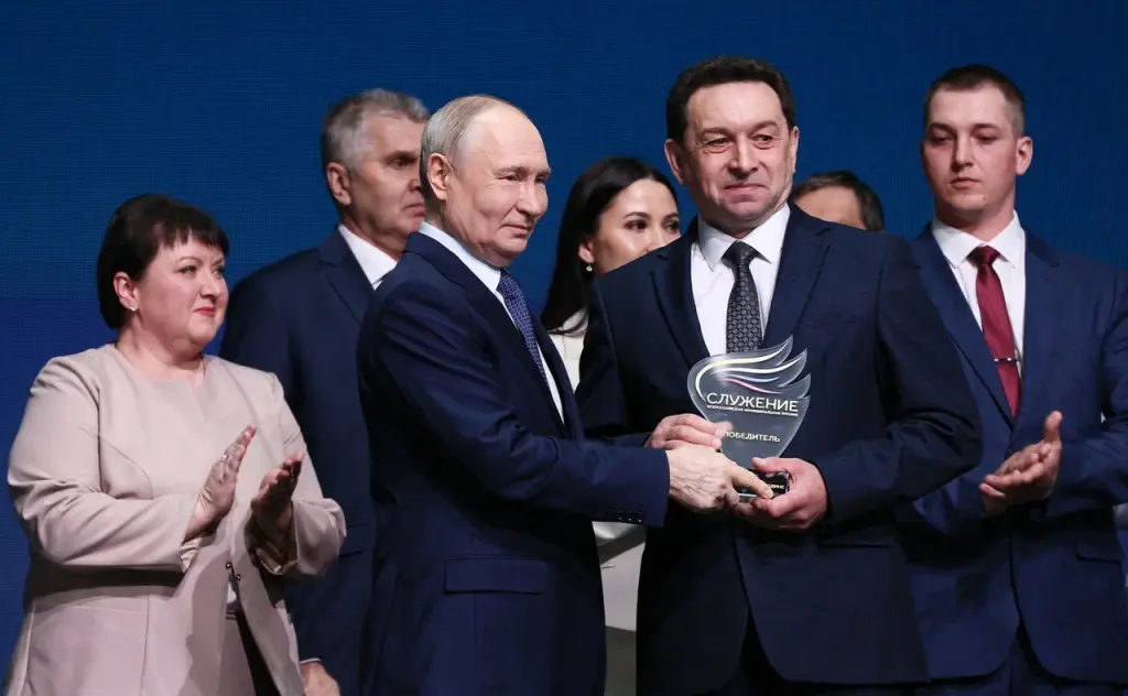Президент наградил победителей и лауреатов премии «Служение»