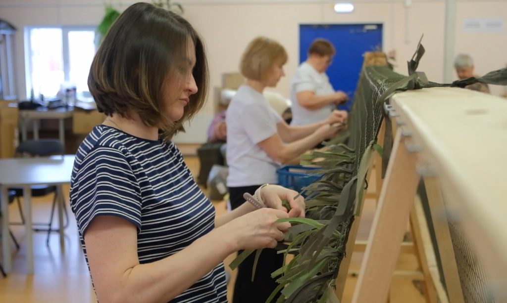 Муравленковцы сплели 583 маскировочные сети для бойцов СВО