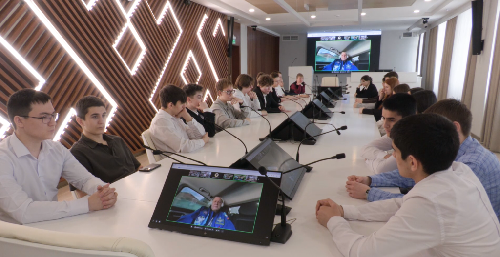 Лицеисты пообщались с космонавтом Олегом Артемьевым