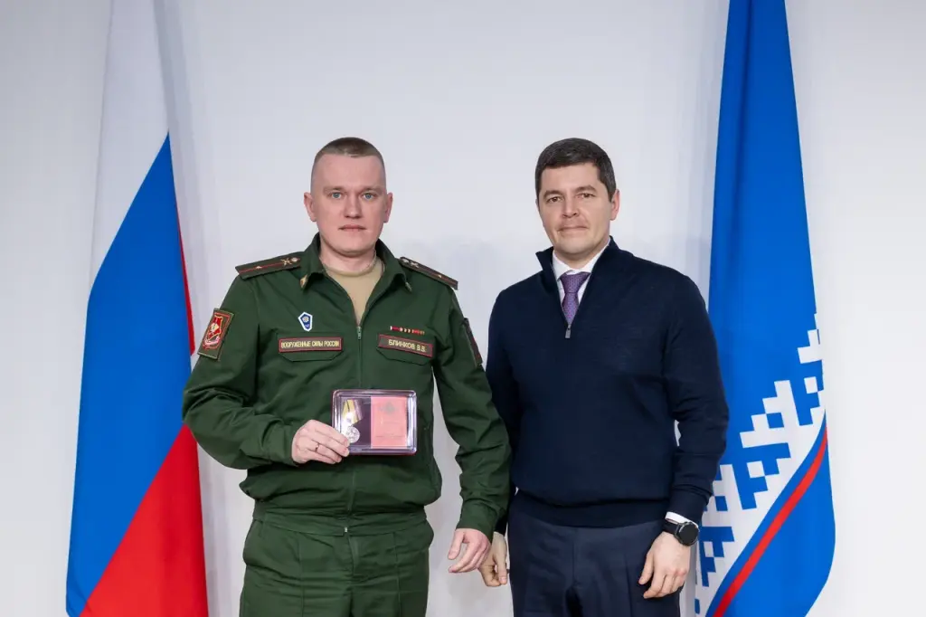 Губернатор Дмитрий Артюхов вручил государственные награды участникам СВО в Ноябрьске