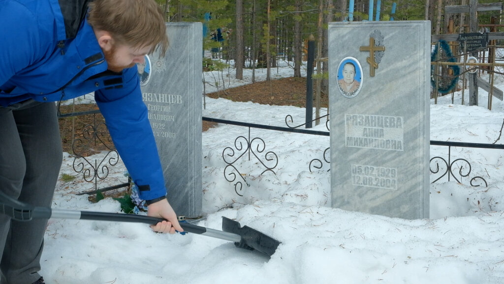 Волонтёры провели субботник на городском кладбище