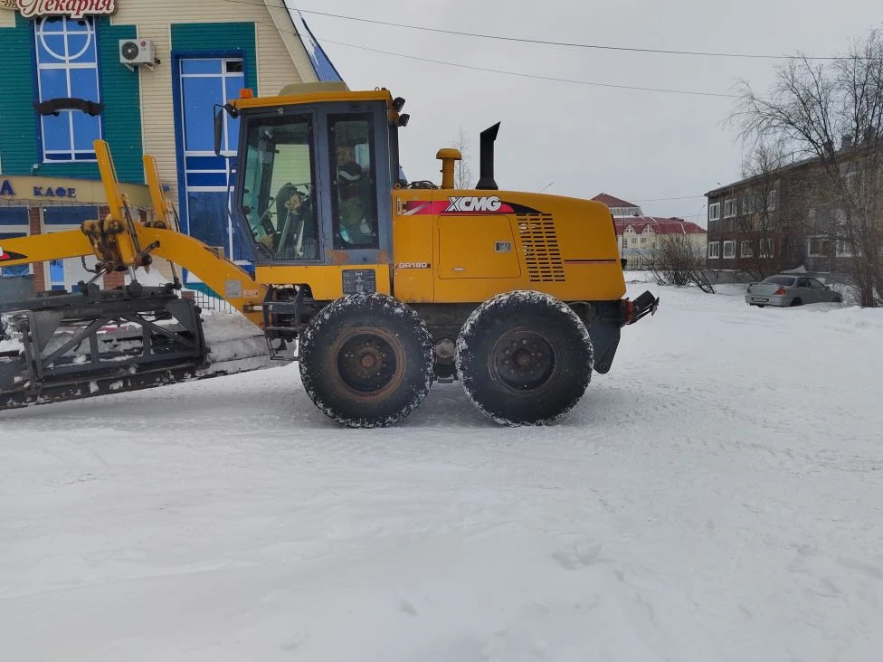 Техника на улицах города работает без остановки