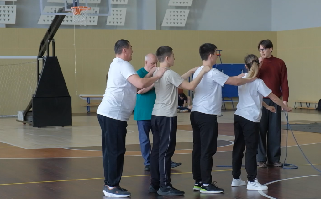 Родина начинается с семьи. Папы, мамы и дети сыграли в «Зарницу»