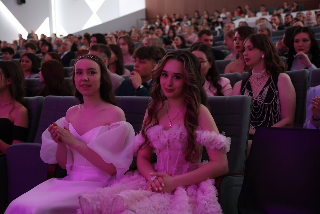На Ямале поощрят выпускников-стобалльников и их учителей